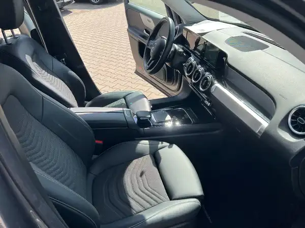 MERCEDES-BENZ GLB 220 (22/28)