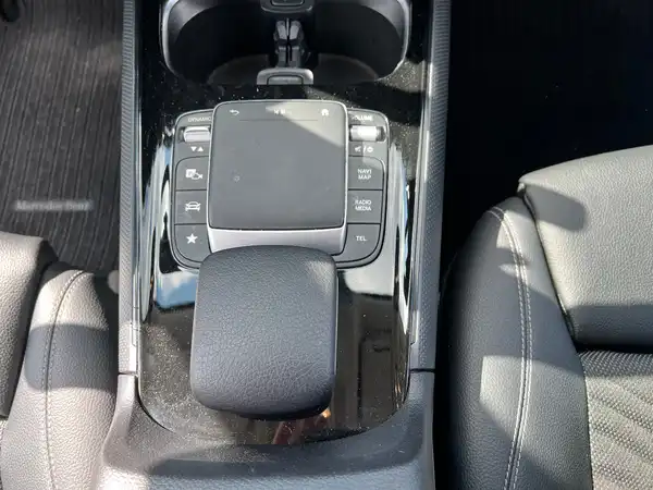 MERCEDES-BENZ GLB 220 (24/28)