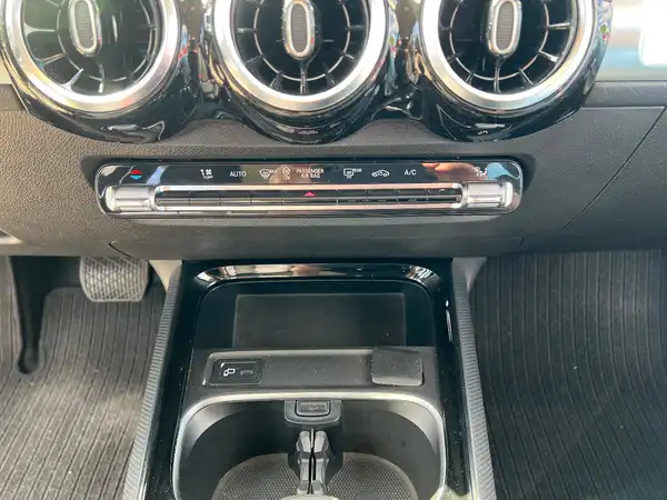 MERCEDES-BENZ GLB 220 (25/28)