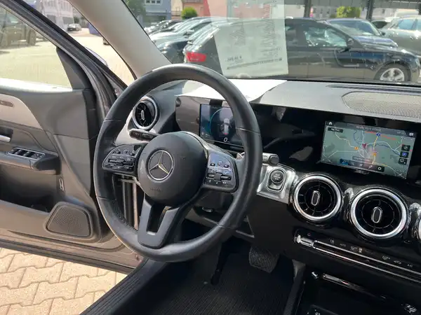 MERCEDES-BENZ GLB 220 (27/28)