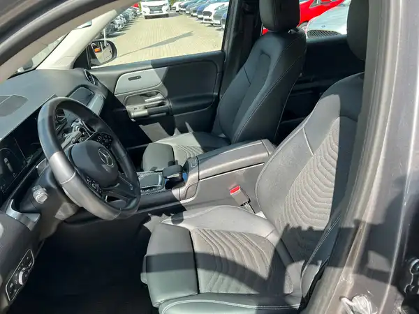 MERCEDES-BENZ GLB 220 (9/28)