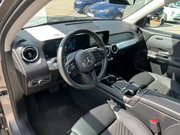 MERCEDES-BENZ GLB 220 (10/28)