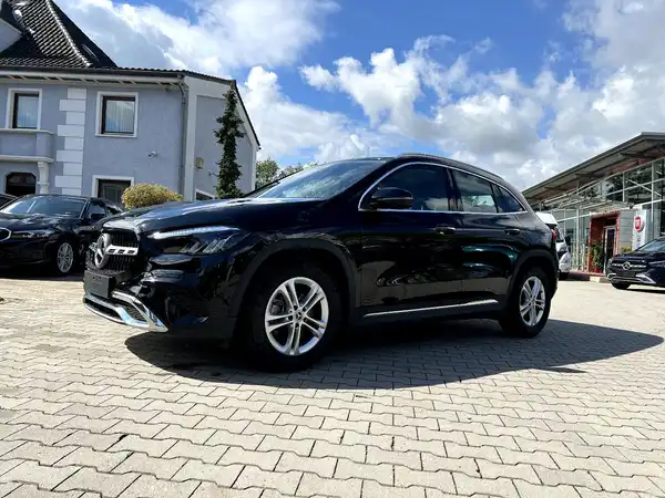 MERCEDES-BENZ GLA (1/27)