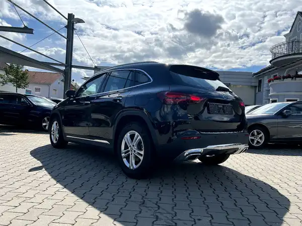 MERCEDES-BENZ GLA (2/27)