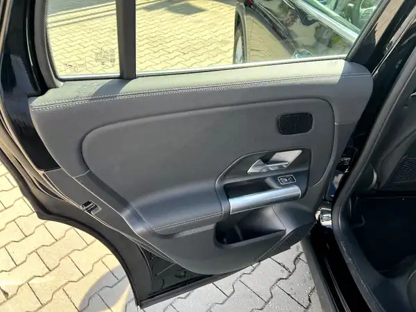 MERCEDES-BENZ GLA (12/27)