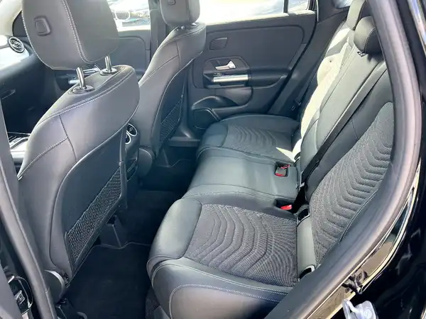 MERCEDES-BENZ GLA (13/27)