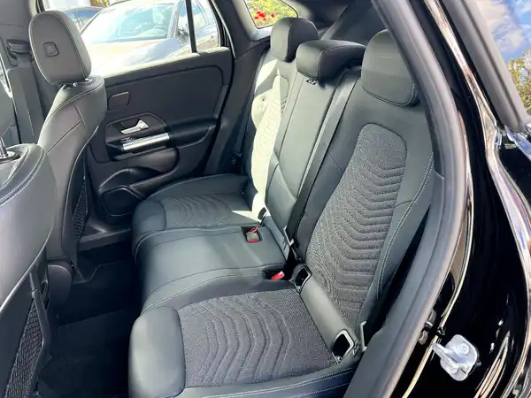 MERCEDES-BENZ GLA (14/27)