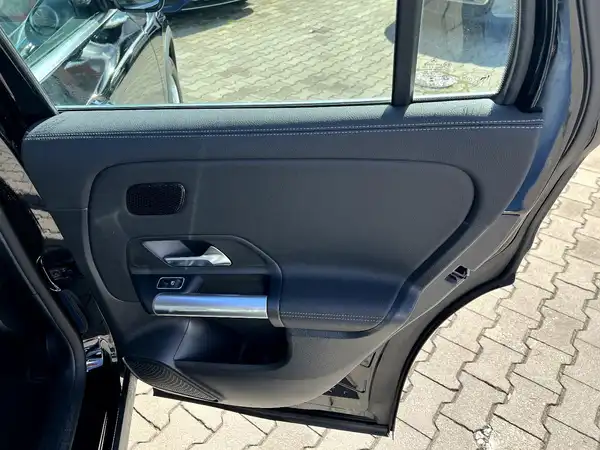 MERCEDES-BENZ GLA (15/27)
