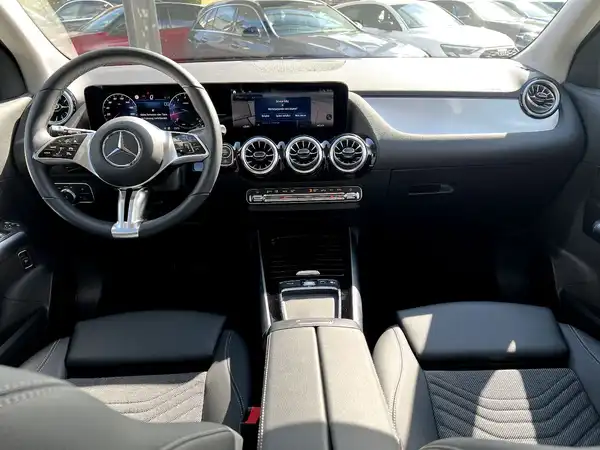 MERCEDES-BENZ GLA (18/27)
