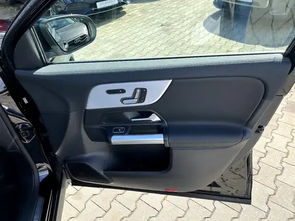 MERCEDES-BENZ GLA (20/27)