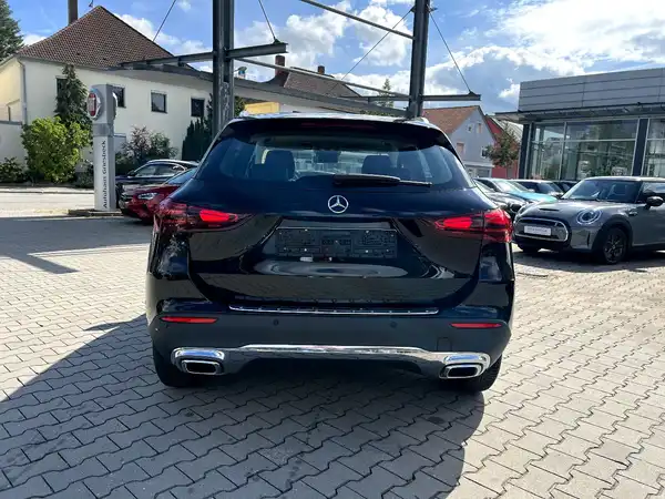 MERCEDES-BENZ GLA (3/27)