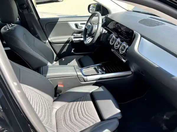 MERCEDES-BENZ GLA (21/27)