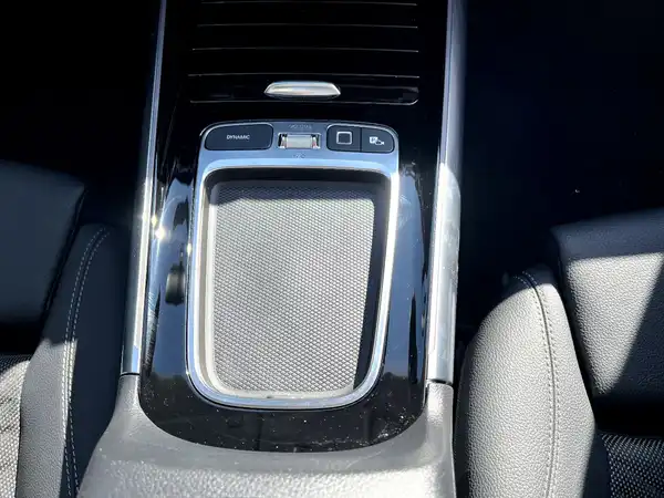 MERCEDES-BENZ GLA (23/27)