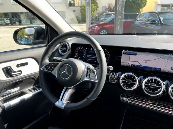 MERCEDES-BENZ GLA (26/27)