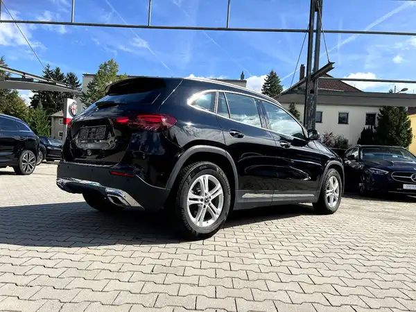 MERCEDES-BENZ GLA (4/27)
