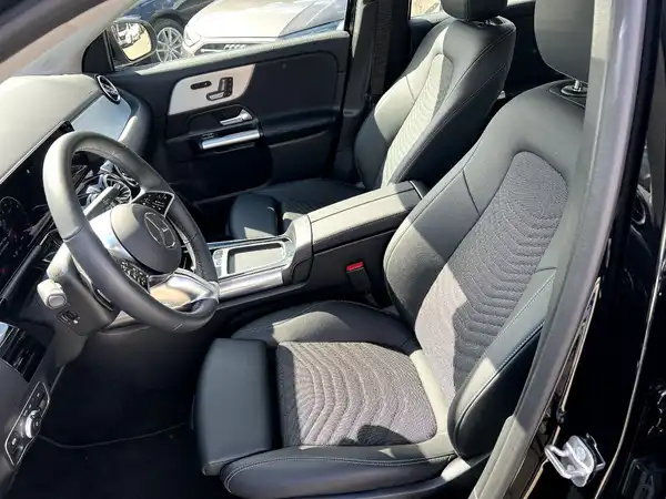 MERCEDES-BENZ GLA (9/27)