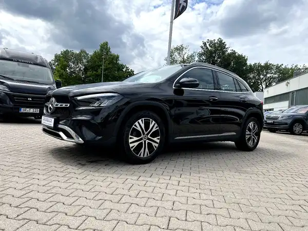 MERCEDES-BENZ GLA (1/29)