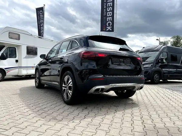 MERCEDES-BENZ GLA (2/29)