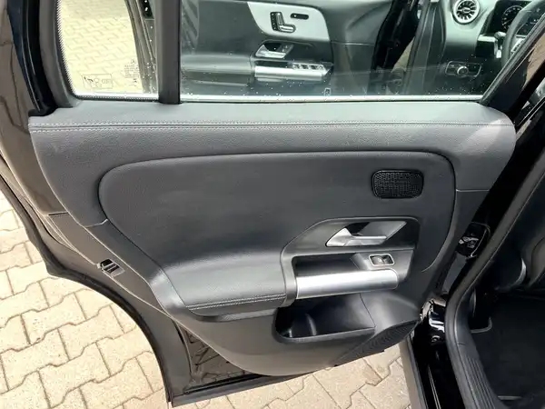 MERCEDES-BENZ GLA (12/29)