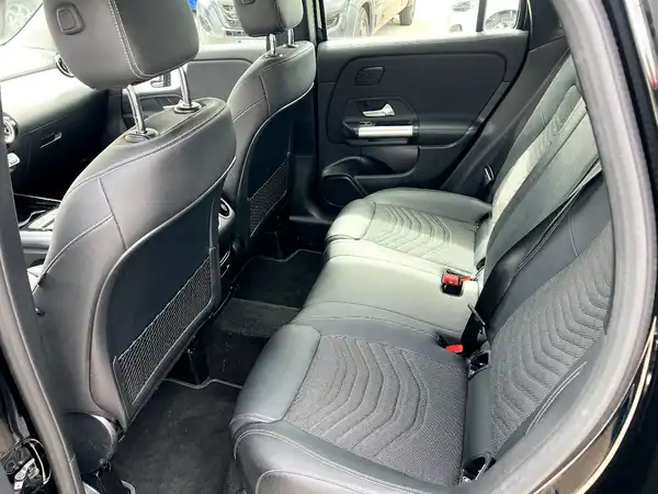 MERCEDES-BENZ GLA (13/29)