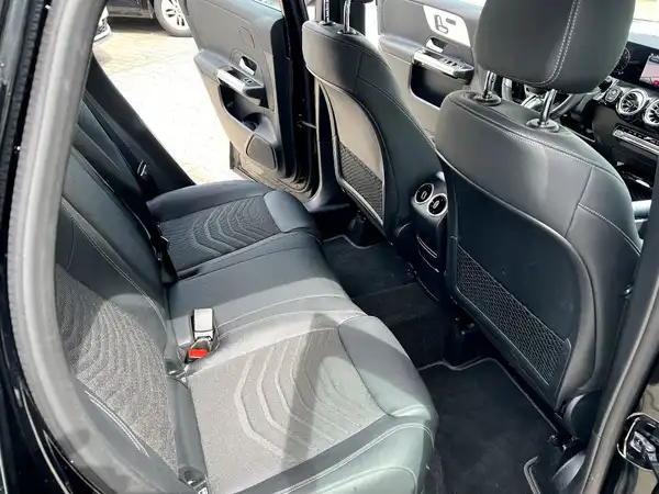 MERCEDES-BENZ GLA (16/29)