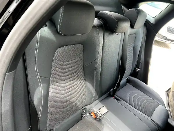 MERCEDES-BENZ GLA (17/29)