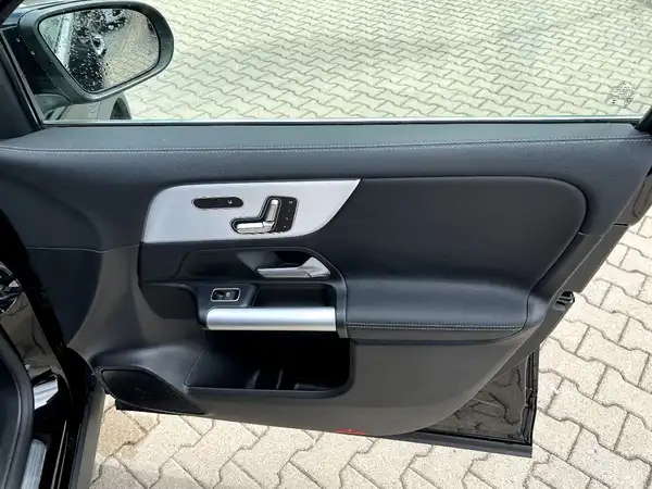 MERCEDES-BENZ GLA (21/29)