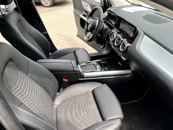 MERCEDES-BENZ GLA (22/29)