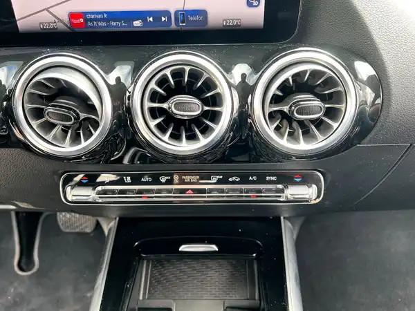 MERCEDES-BENZ GLA (26/29)
