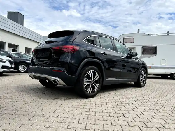 MERCEDES-BENZ GLA (4/29)