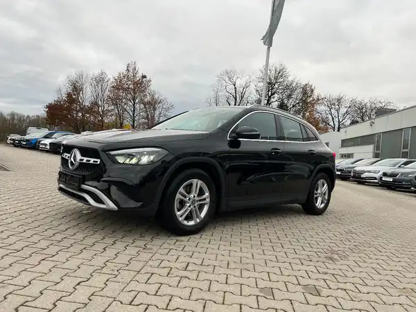 MERCEDES-BENZ GLA (1/25)