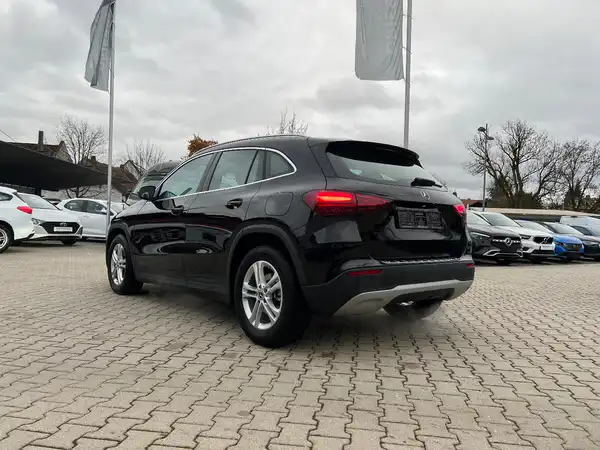 MERCEDES-BENZ GLA (2/25)