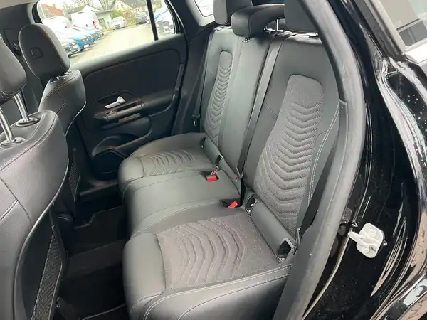 MERCEDES-BENZ GLA (13/25)