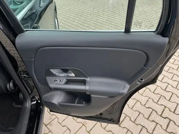 MERCEDES-BENZ GLA (14/25)