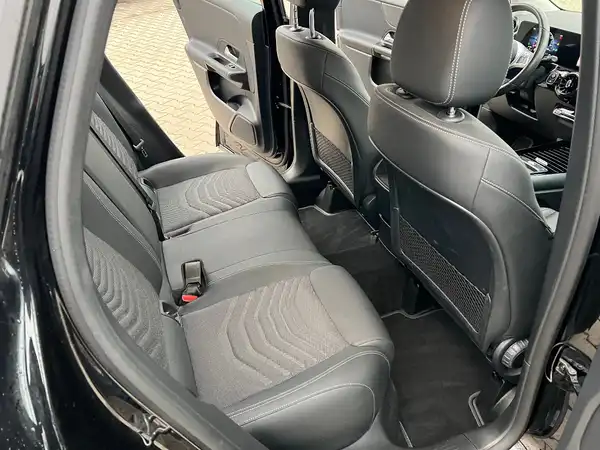 MERCEDES-BENZ GLA (15/25)