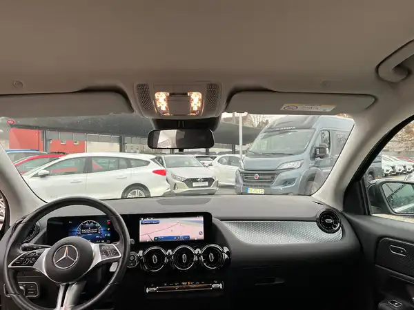 MERCEDES-BENZ GLA (18/25)