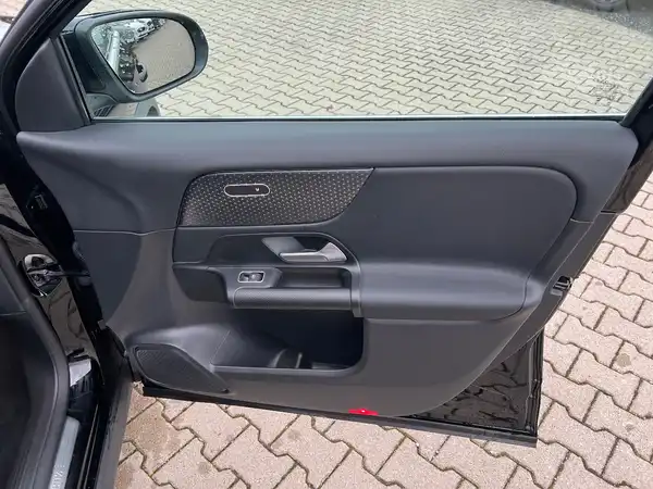 MERCEDES-BENZ GLA (19/25)