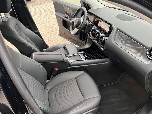 MERCEDES-BENZ GLA (20/25)