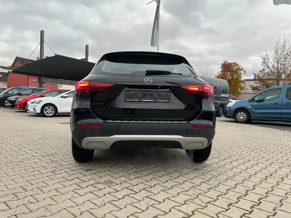 MERCEDES-BENZ GLA (3/25)