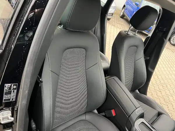 MERCEDES-BENZ GLA (21/25)