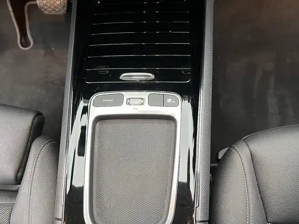 MERCEDES-BENZ GLA (22/25)