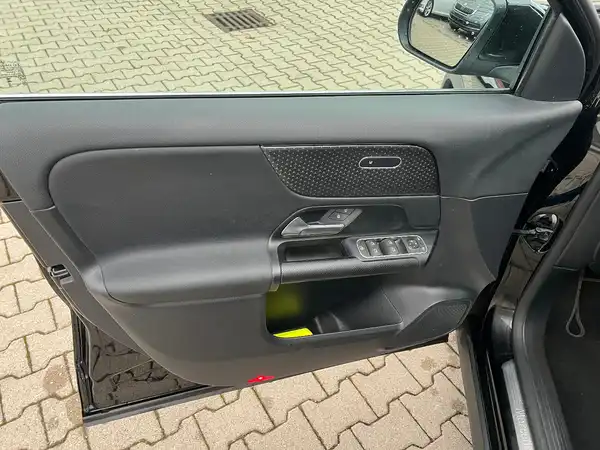 MERCEDES-BENZ GLA (10/25)