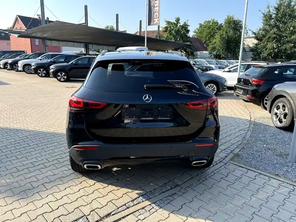MERCEDES-BENZ GLA (2/27)