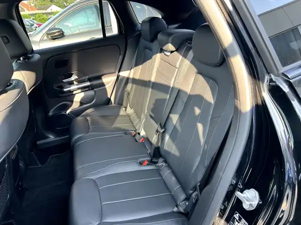 MERCEDES-BENZ GLA (13/27)