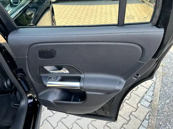 MERCEDES-BENZ GLA (14/27)