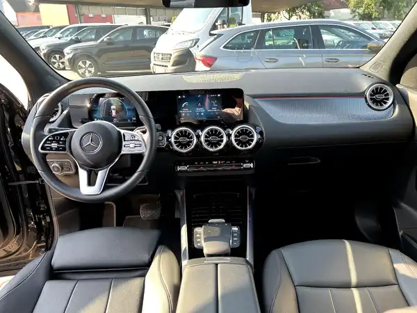 MERCEDES-BENZ GLA (18/27)