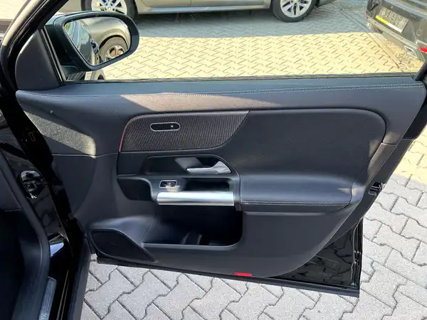 MERCEDES-BENZ GLA (20/27)