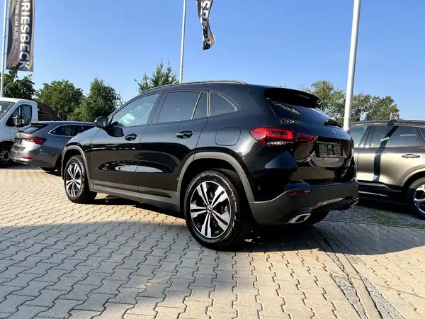 MERCEDES-BENZ GLA (3/27)