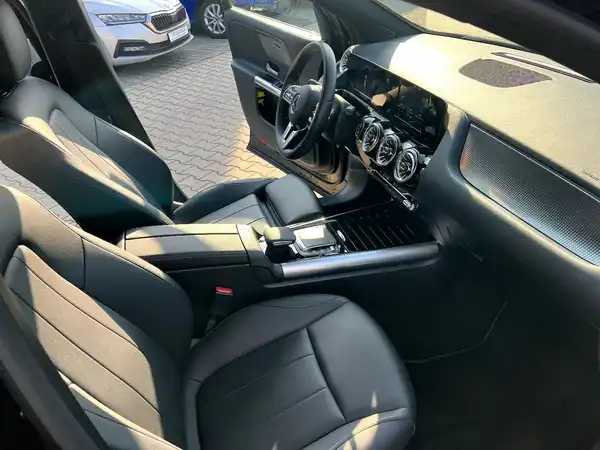 MERCEDES-BENZ GLA (21/27)