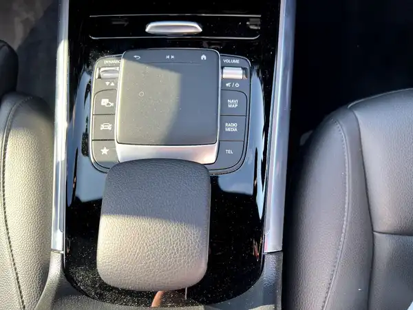MERCEDES-BENZ GLA (23/27)